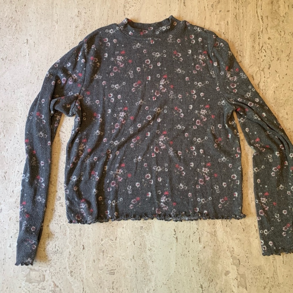 SO XXL Gray floral mock neck with ruffles edges